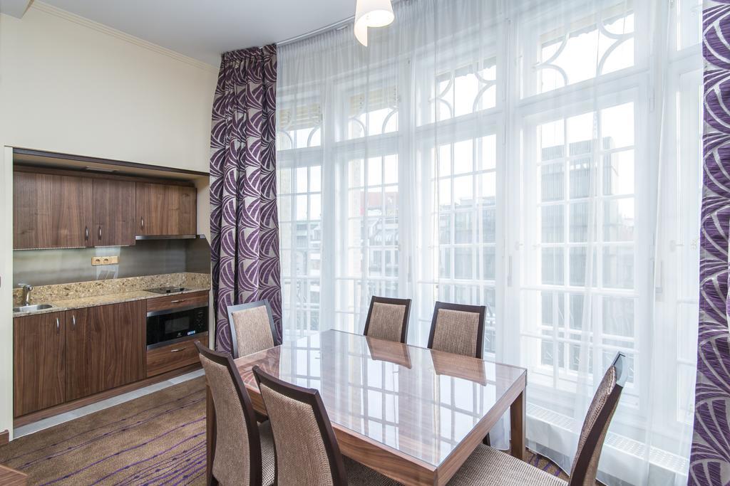 Merchants Crown Suites And Spa Praga Zewnętrze zdjęcie A kitchen with a large window