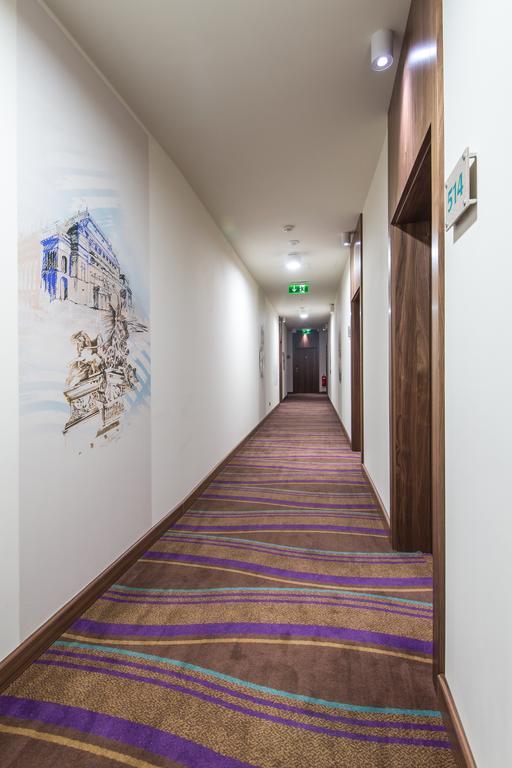 Merchants Crown Suites And Spa Praga Zewnętrze zdjęcie A typical hotel corridor