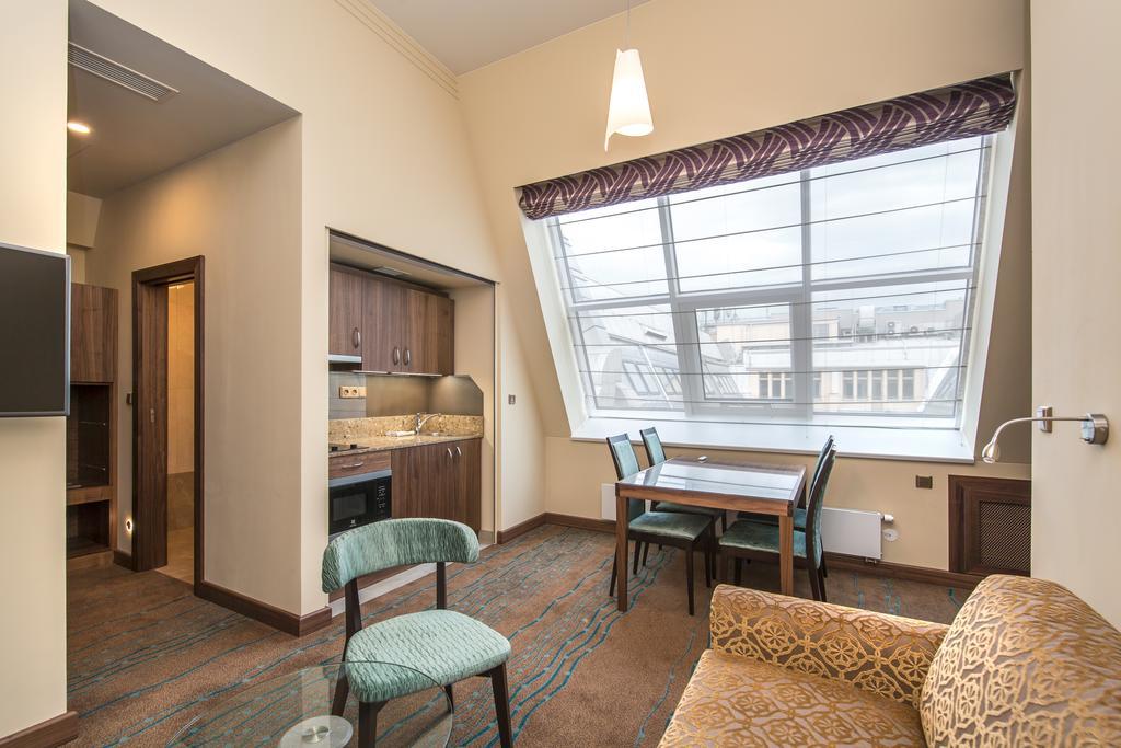 Merchants Crown Suites And Spa Praga Zewnętrze zdjęcie A typical apartment