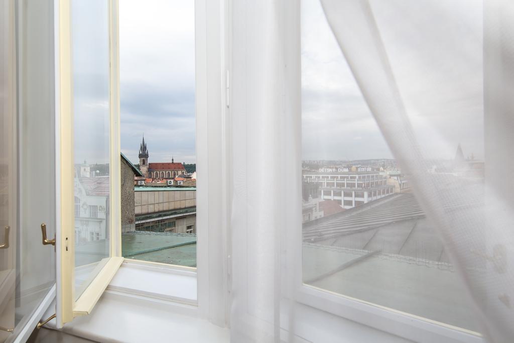 Merchants Crown Suites And Spa Praga Zewnętrze zdjęcie Curtains