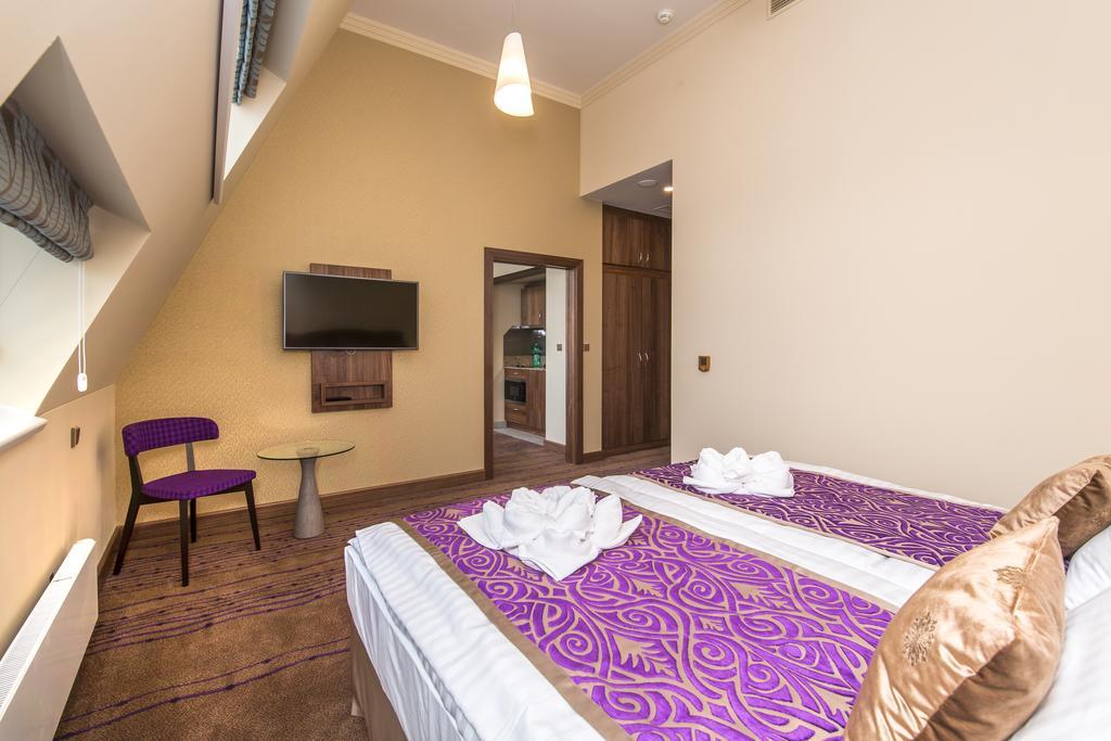 Merchants Crown Suites And Spa Praga Zewnętrze zdjęcie A room at the Premier Inn in London