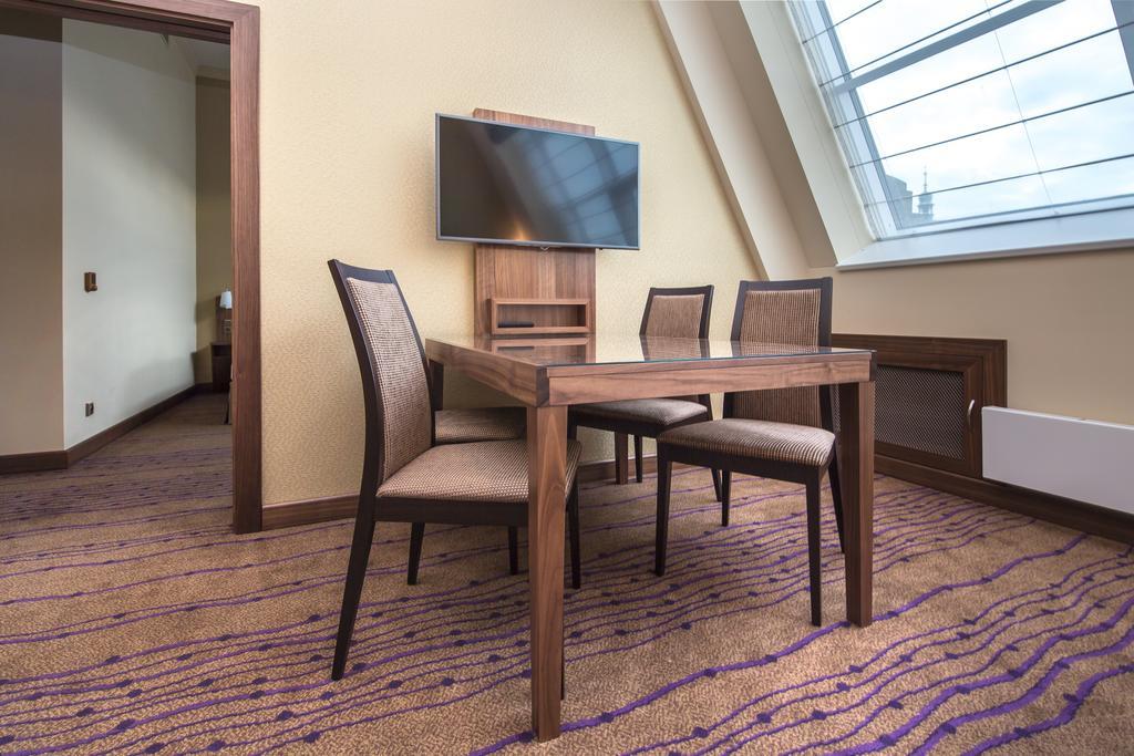 Merchants Crown Suites And Spa Praga Zewnętrze zdjęcie A suite at the hotel