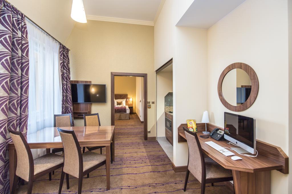Merchants Crown Suites And Spa Praga Zewnętrze zdjęcie Suite