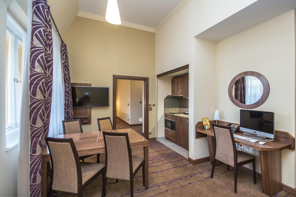 Merchants Crown Suites And Spa Praga Zewnętrze zdjęcie A typical apartment
