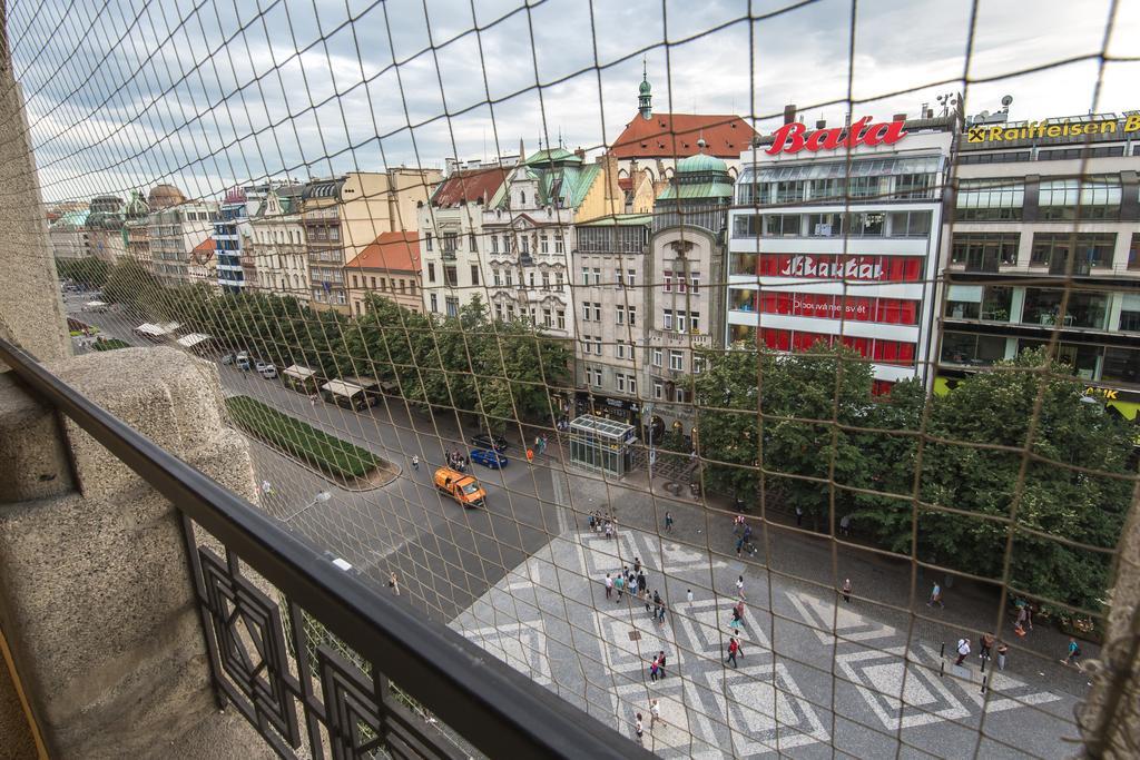Merchants Crown Suites And Spa Praga Zewnętrze zdjęcie View of the square from the observation deck of the Westin Palace Vienna