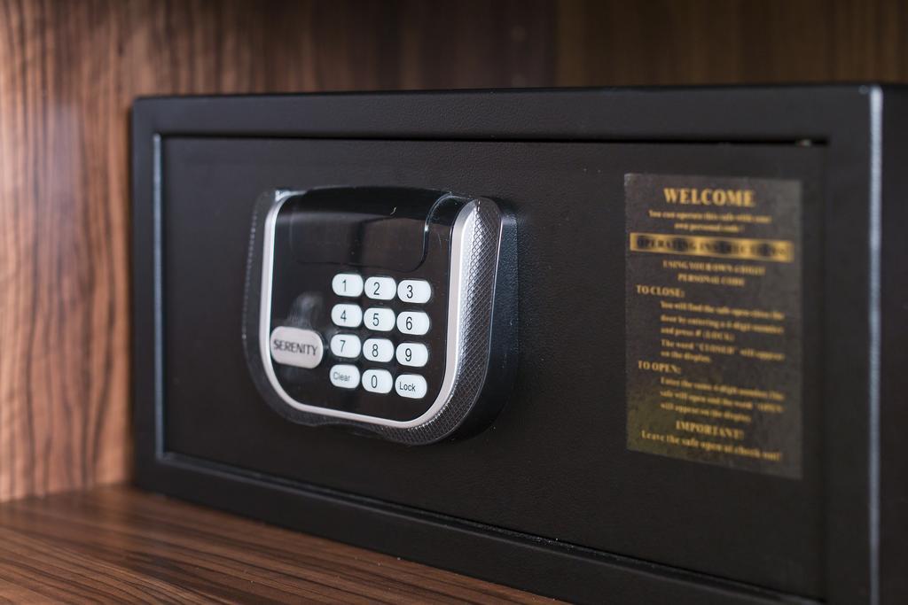 Merchants Crown Suites And Spa Praga Zewnętrze zdjęcie A safe with a keypad