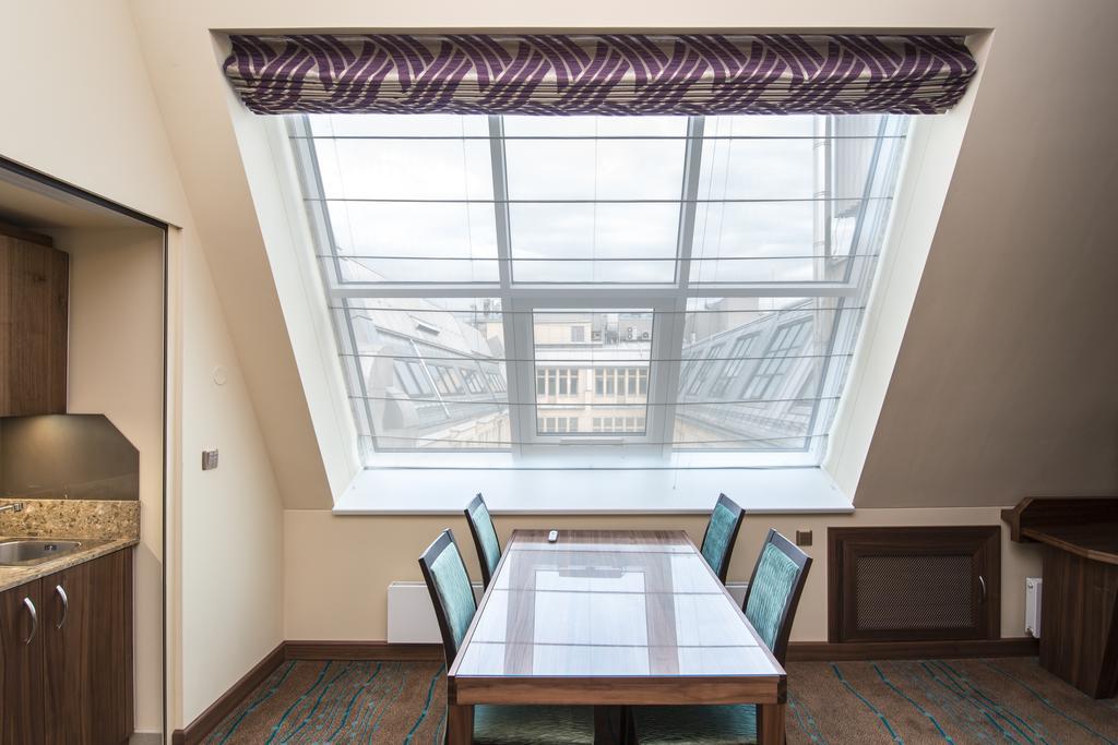 Merchants Crown Suites And Spa Praga Zewnętrze zdjęcie Roman shade