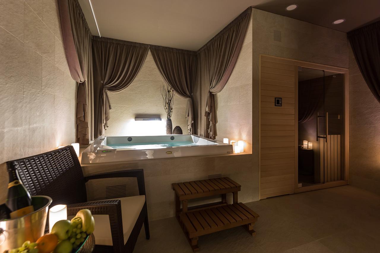 Merchants Crown Suites And Spa Praga Zewnętrze zdjęcie A spa in a hotel
