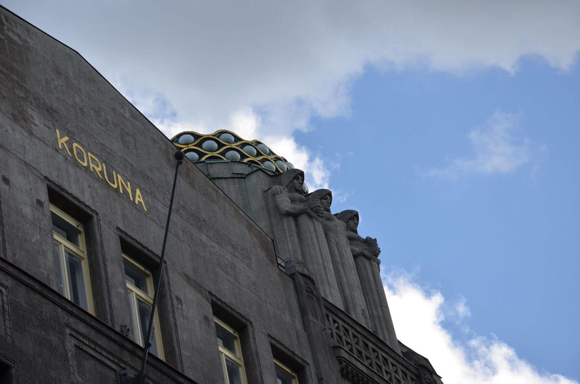 Merchants Crown Suites And Spa Praga Zewnętrze zdjęcie Detail of the facade
