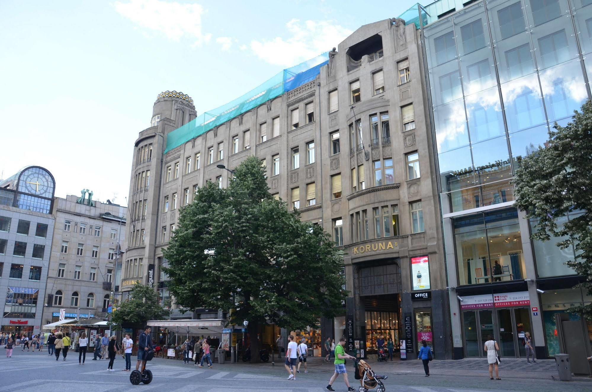 Merchants Crown Suites And Spa Praga Zewnętrze zdjęcie The former department store, now a shopping centre