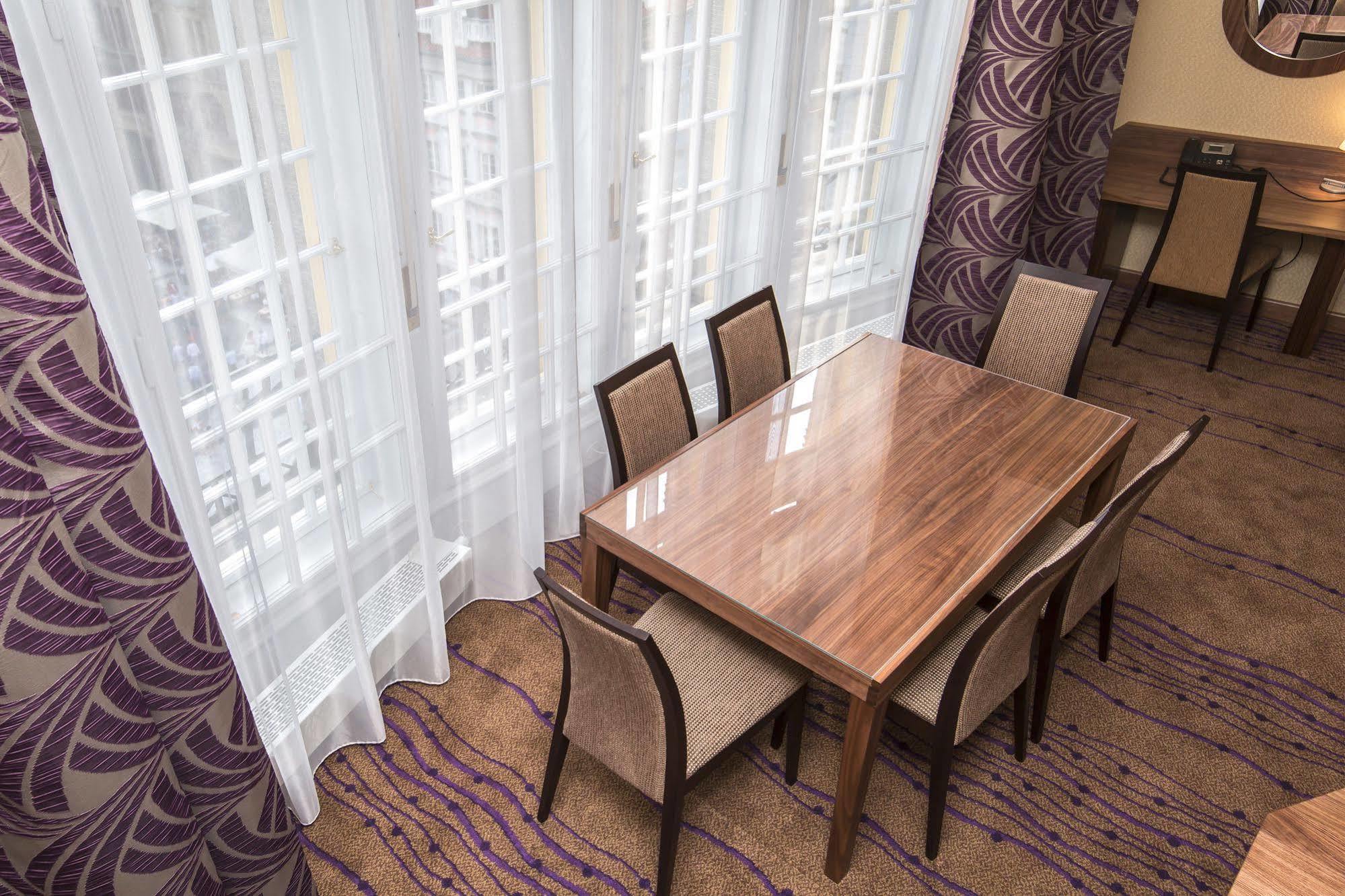 Merchants Crown Suites And Spa Praga Zewnętrze zdjęcie A table and chairs