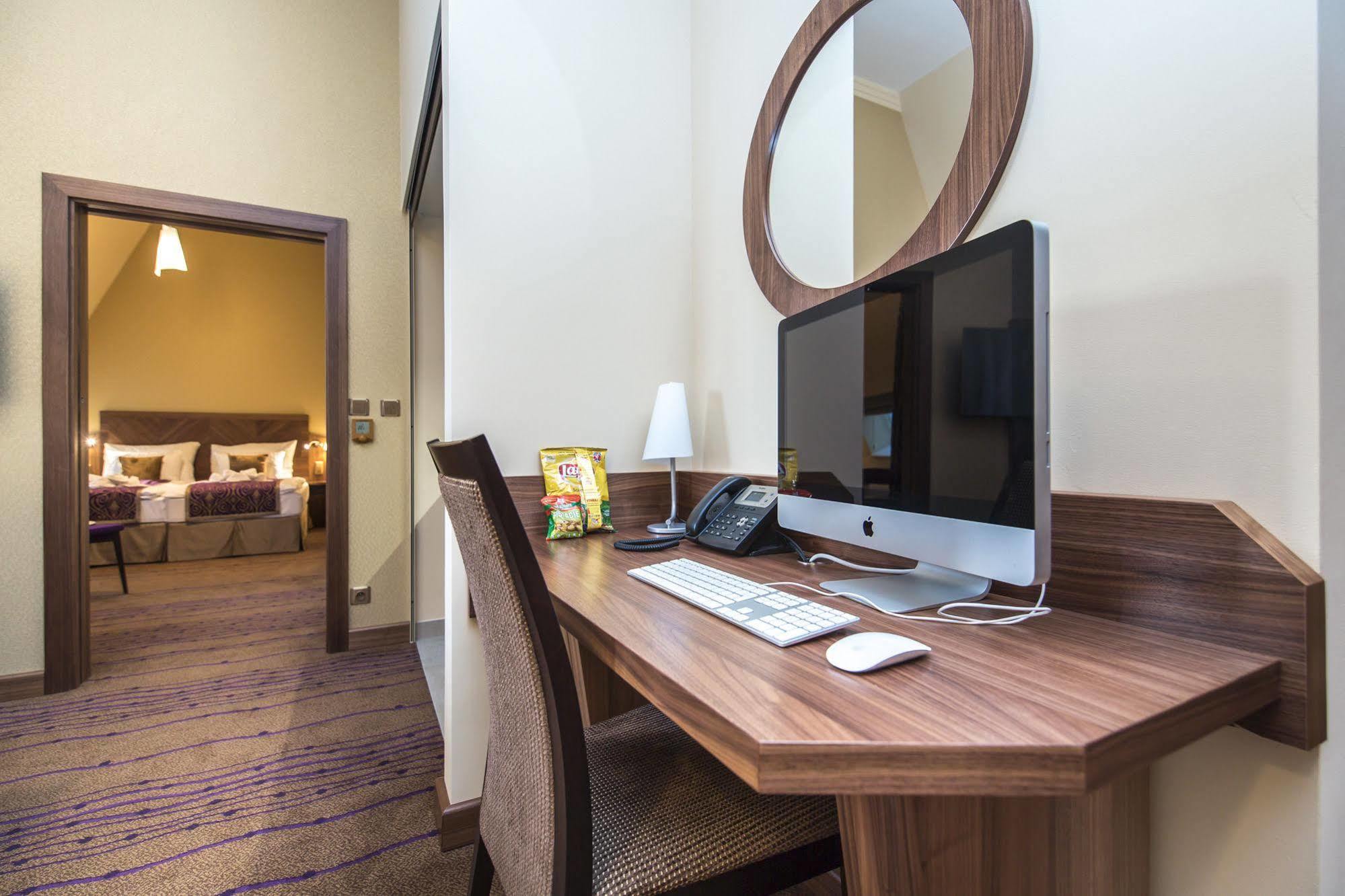 Merchants Crown Suites And Spa Praga Zewnętrze zdjęcie A computer in a hotel room