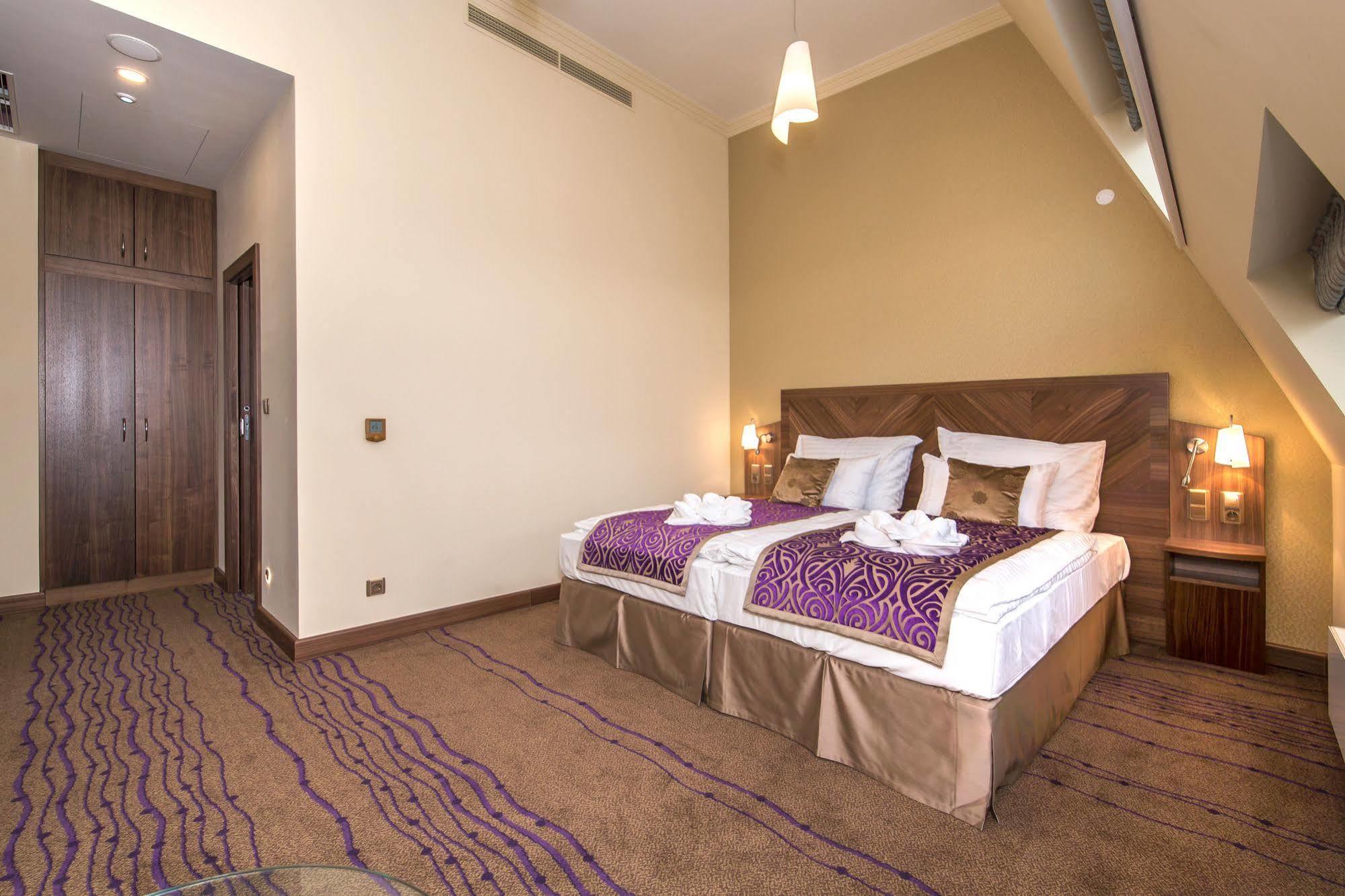 Merchants Crown Suites And Spa Praga Zewnętrze zdjęcie Suite
