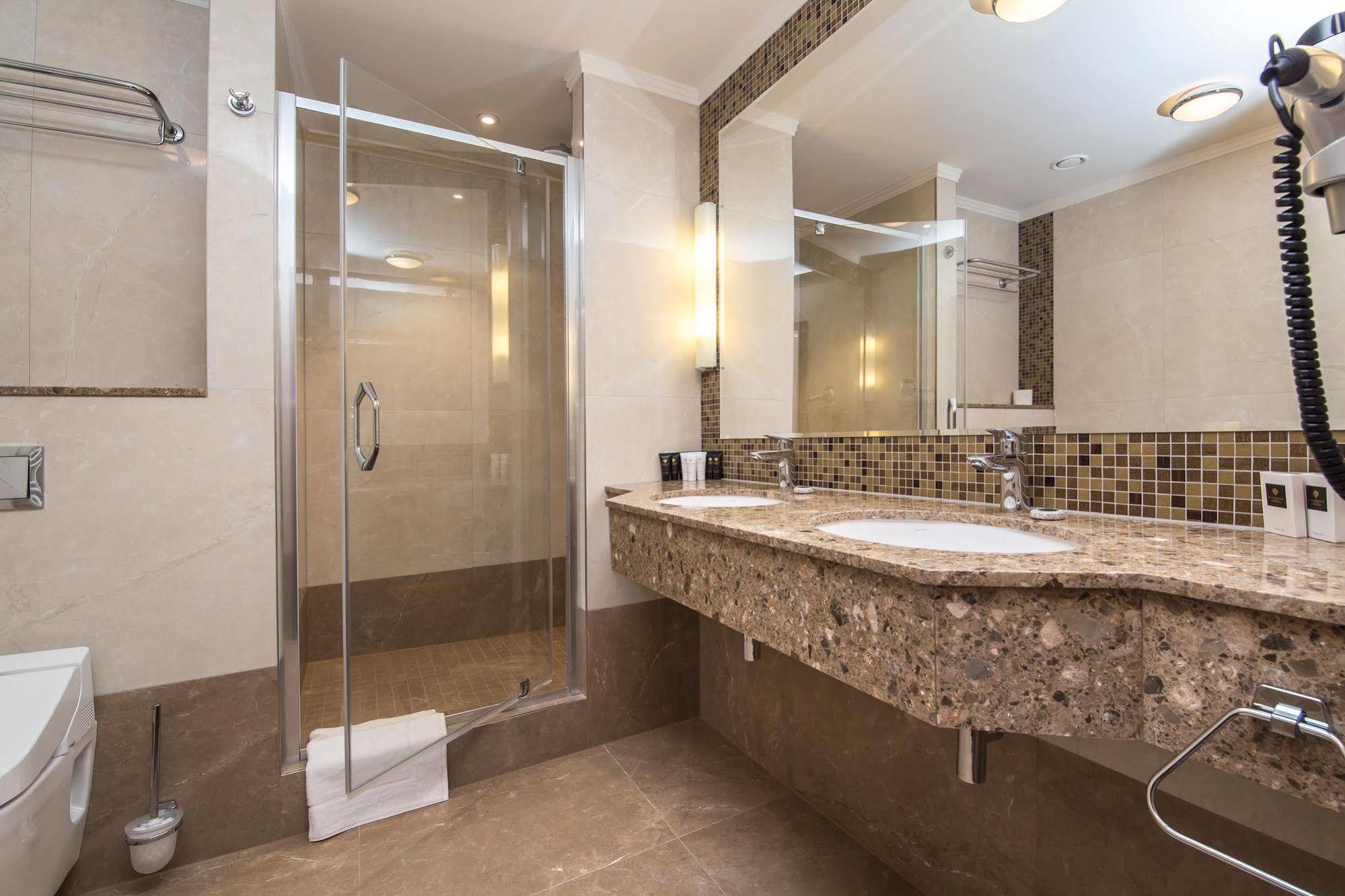 Merchants Crown Suites And Spa Praga Zewnętrze zdjęcie A shower enclosure