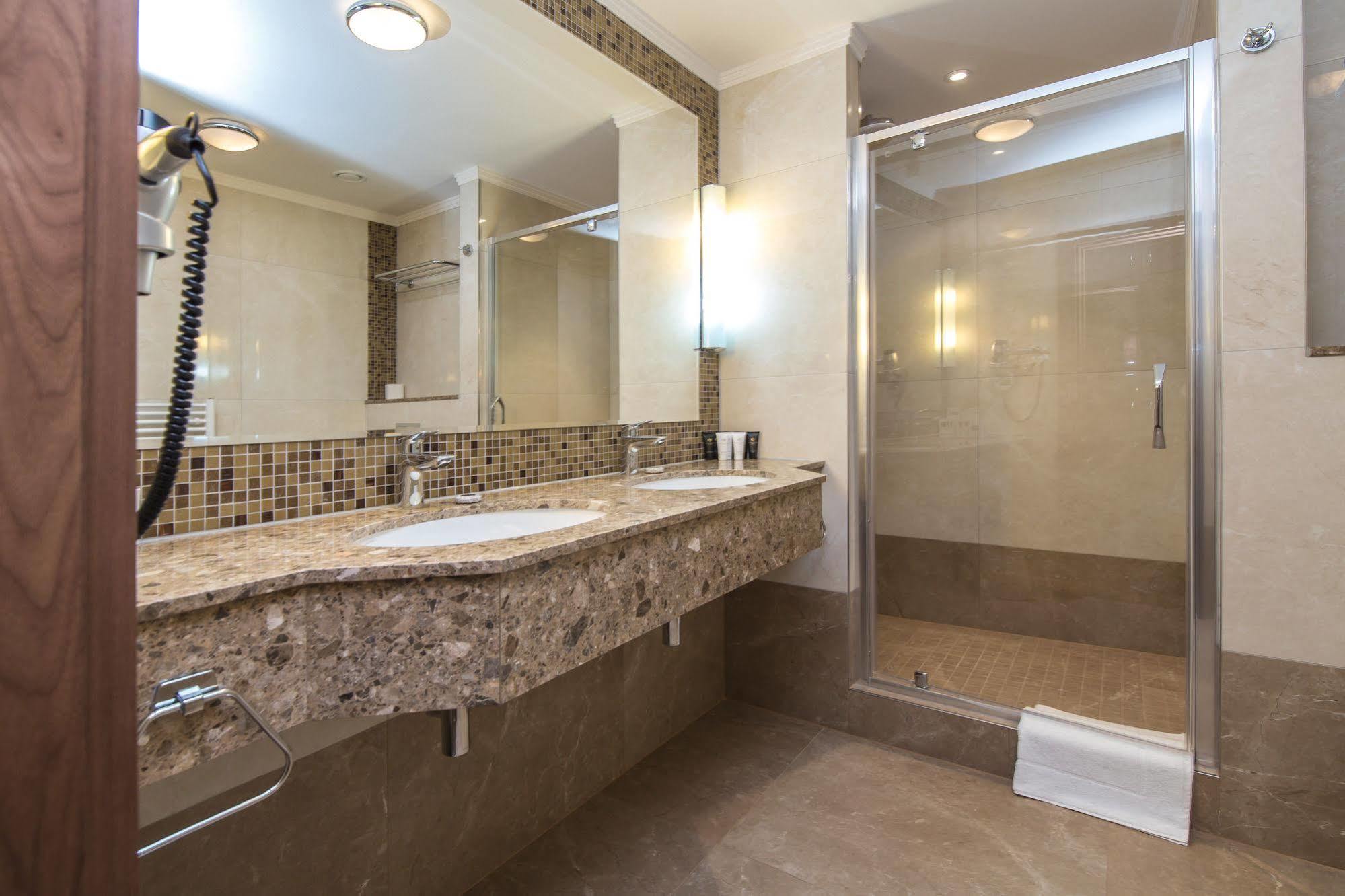 Merchants Crown Suites And Spa Praga Zewnętrze zdjęcie A shower enclosure
