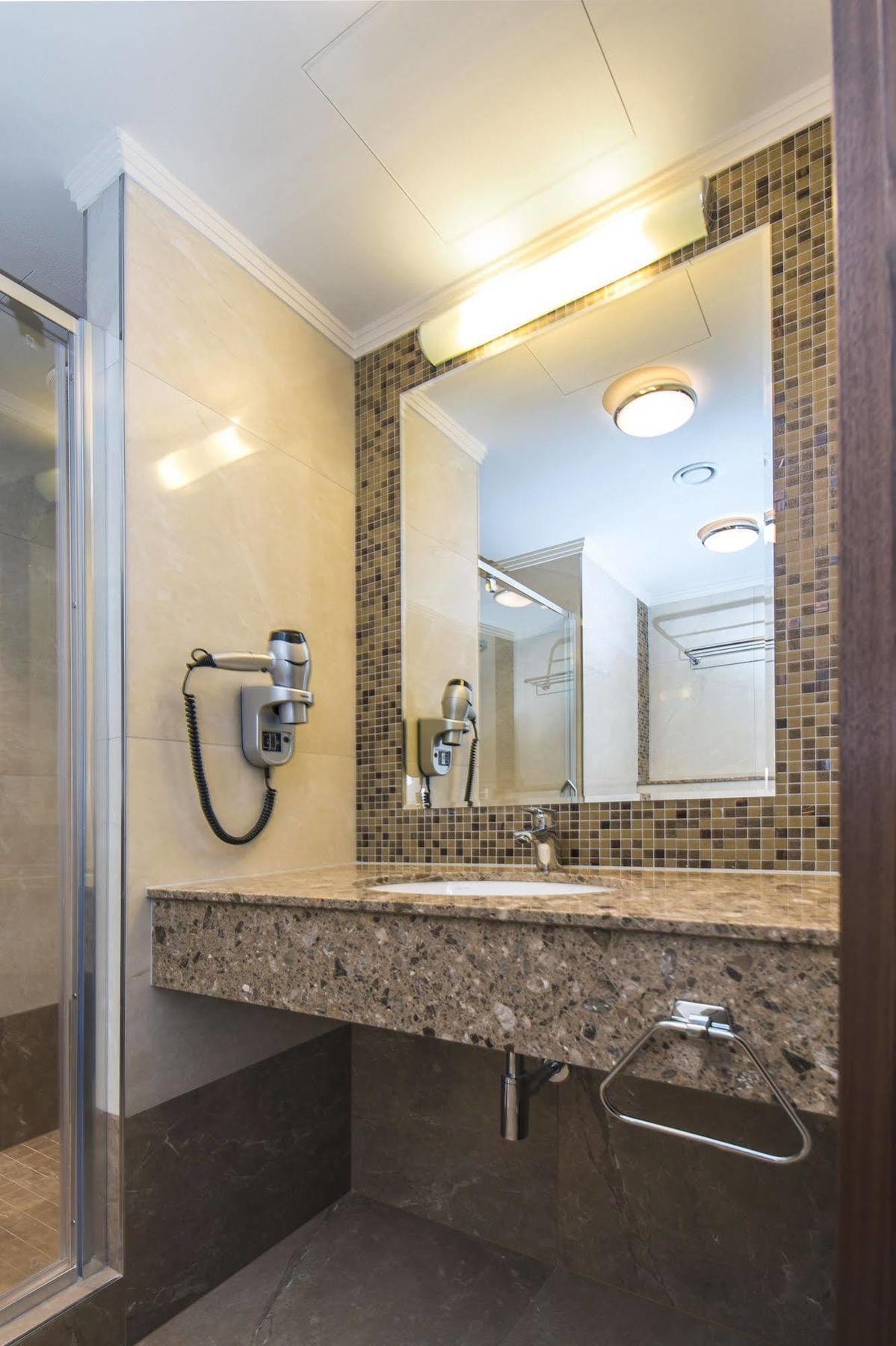 Merchants Crown Suites And Spa Praga Zewnętrze zdjęcie Bathroom