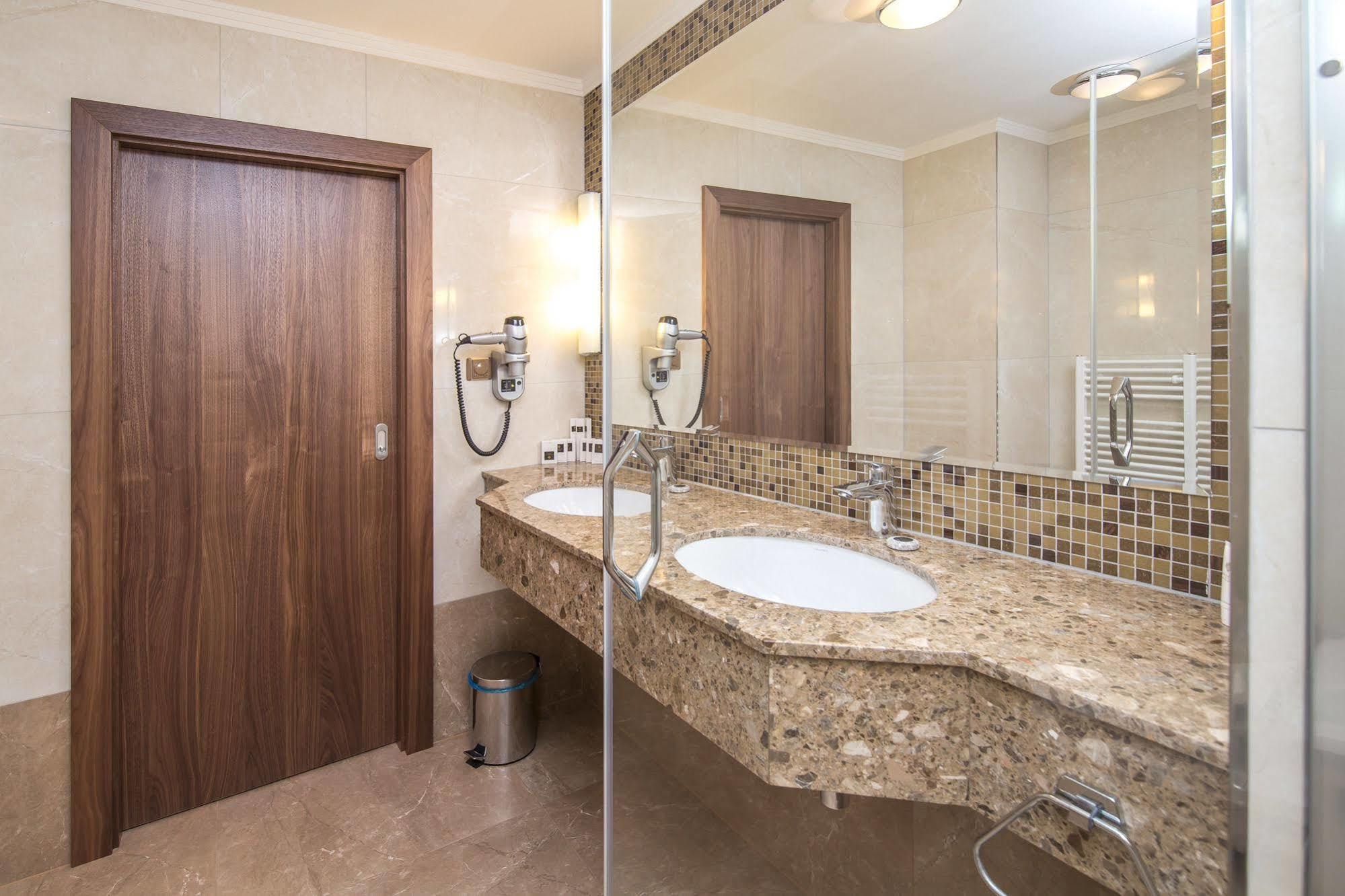Merchants Crown Suites And Spa Praga Zewnętrze zdjęcie Bathroom