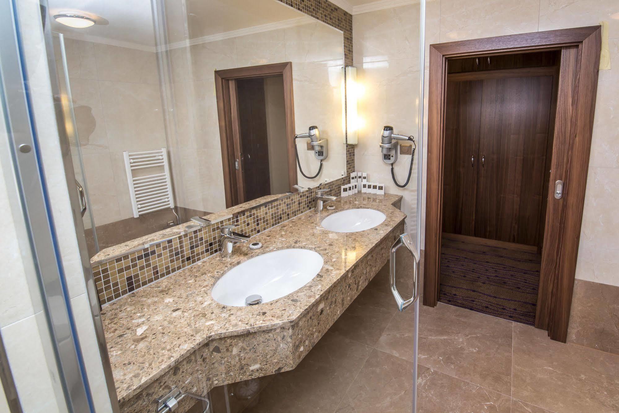 Merchants Crown Suites And Spa Praga Zewnętrze zdjęcie Bathroom in a hotel