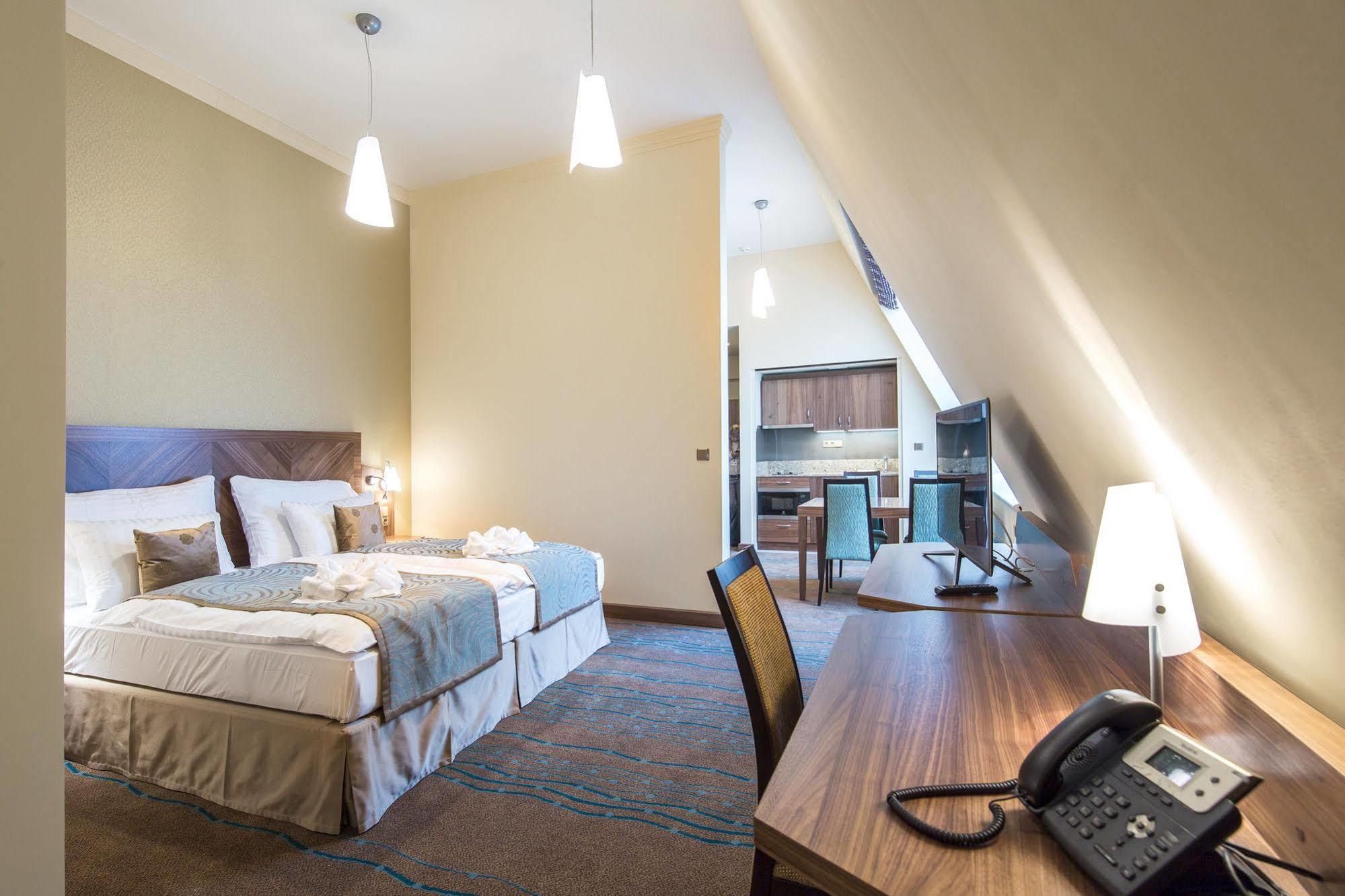 Merchants Crown Suites And Spa Praga Zewnętrze zdjęcie A typical room at the hotel
