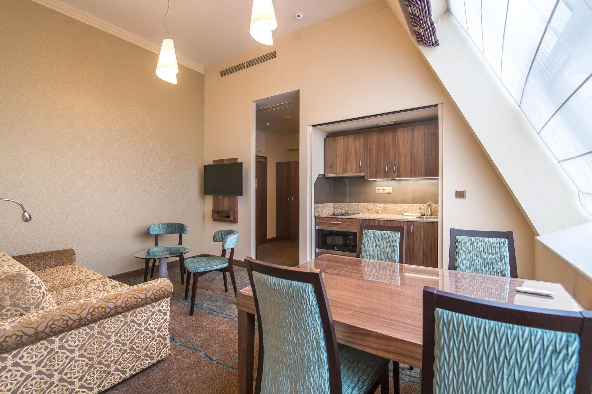 Merchants Crown Suites And Spa Praga Zewnętrze zdjęcie A suite at the hotel