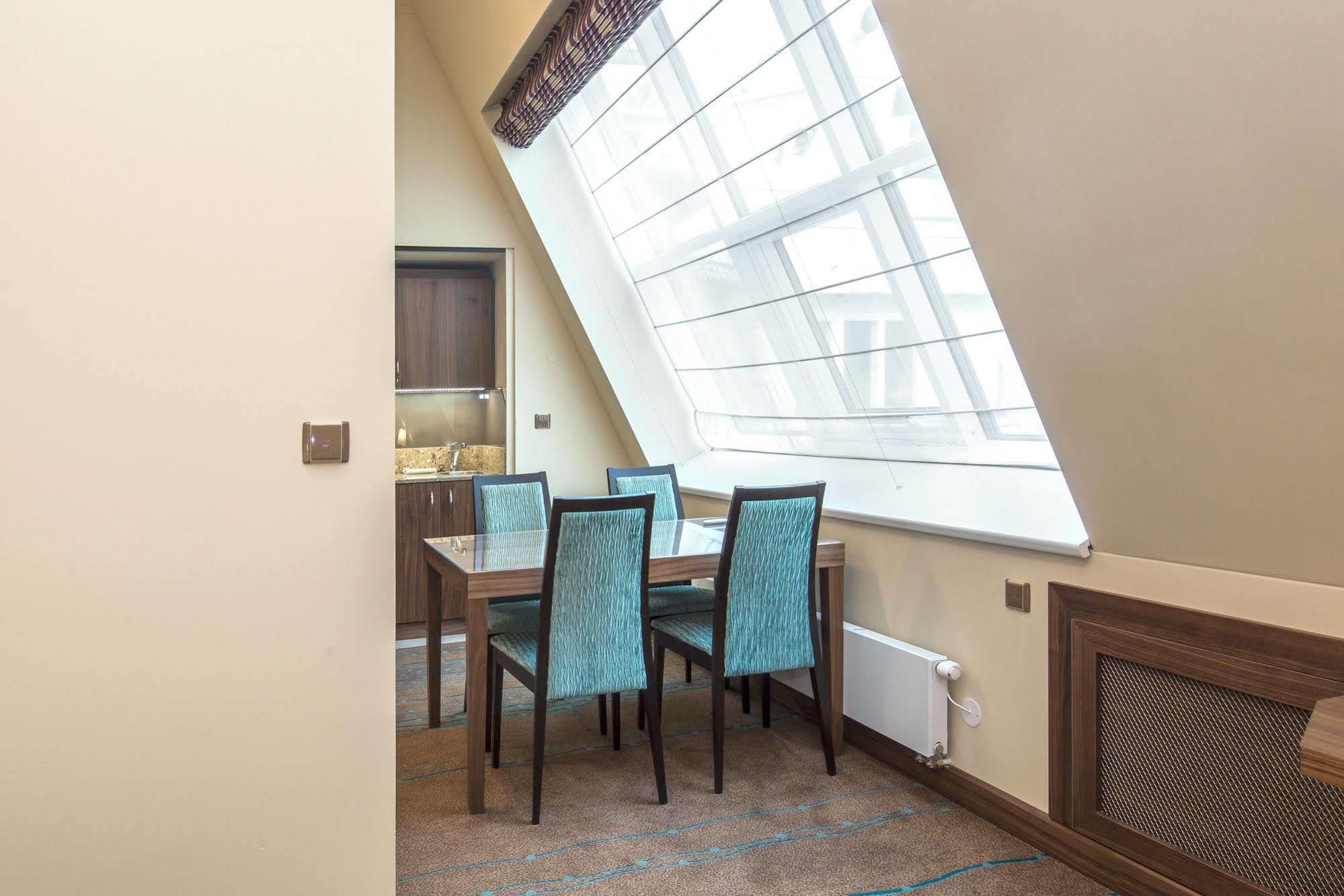 Merchants Crown Suites And Spa Praga Zewnętrze zdjęcie A Roman blind in a hotel room