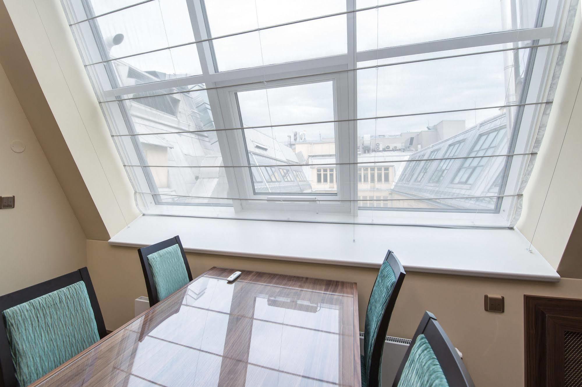 Merchants Crown Suites And Spa Praga Zewnętrze zdjęcie Roman blinds