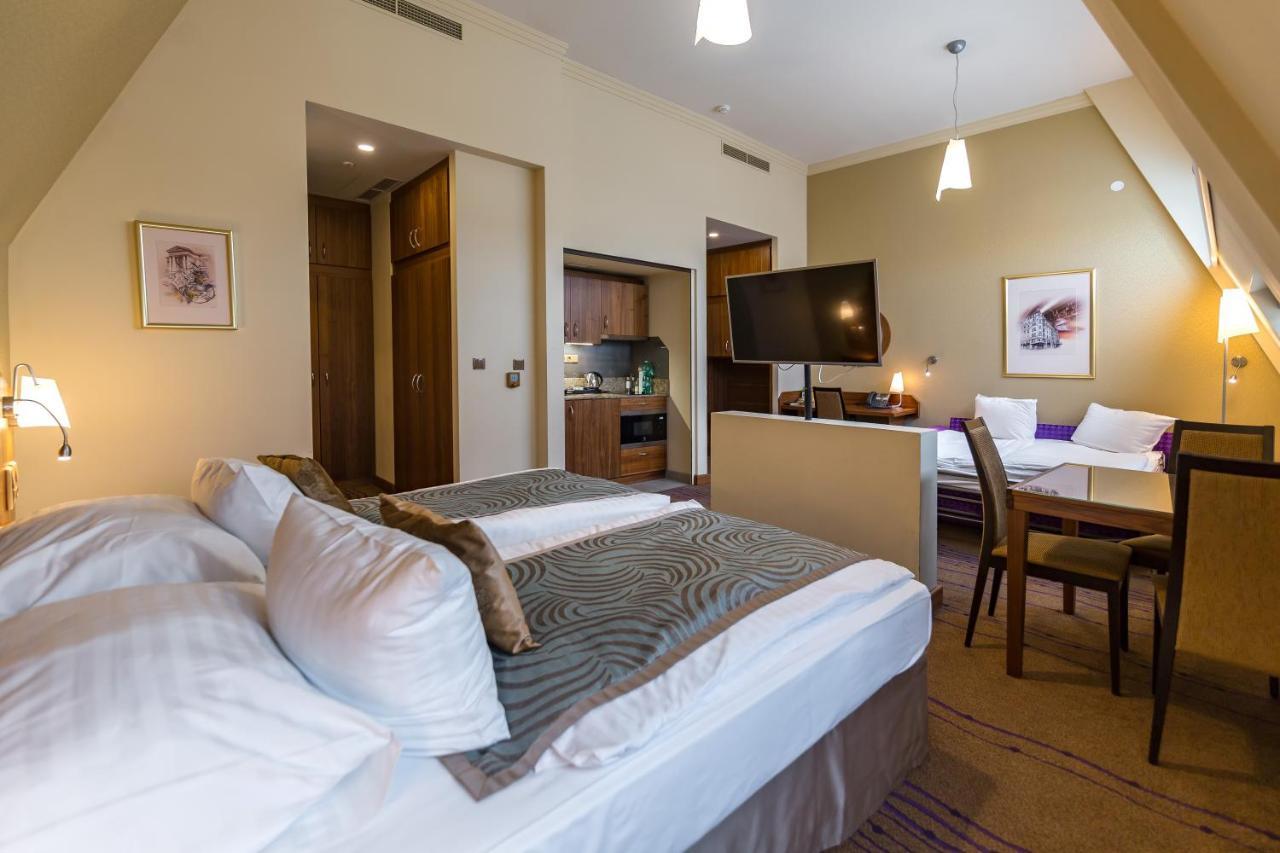 Merchants Crown Suites And Spa Praga Zewnętrze zdjęcie A typical studio apartment