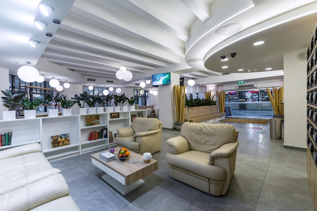 Merchants Crown Suites And Spa Praga Zewnętrze zdjęcie Business lounge at Belgrade Nikola Tesla Airport