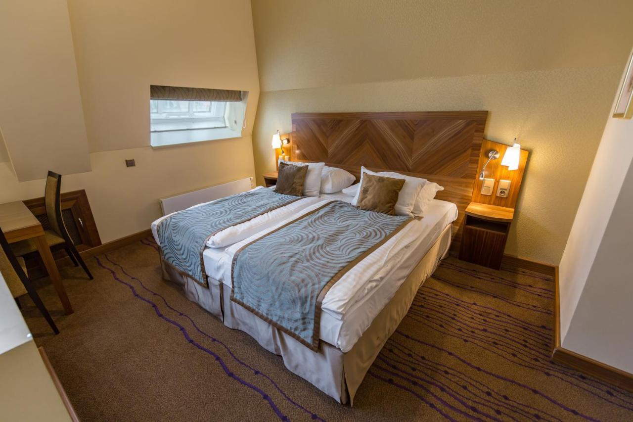 Merchants Crown Suites And Spa Praga Zewnętrze zdjęcie A bedroom at the hotel