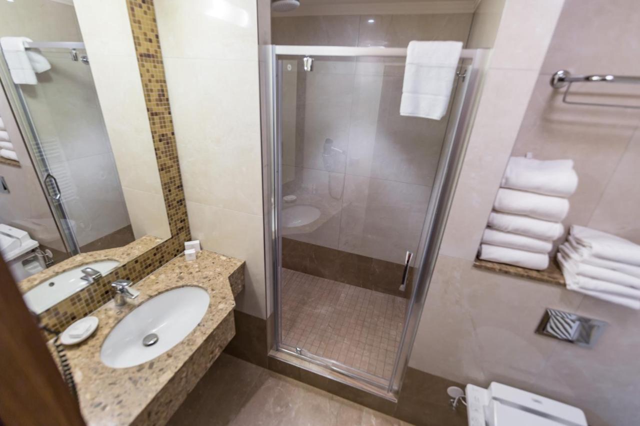 Merchants Crown Suites And Spa Praga Zewnętrze zdjęcie A shower enclosure