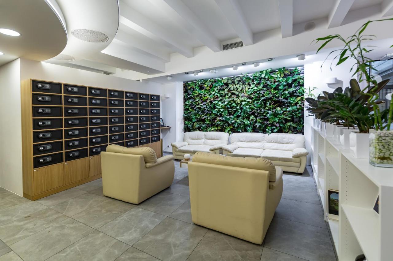 Merchants Crown Suites And Spa Praga Zewnętrze zdjęcie Green wall in a modern office