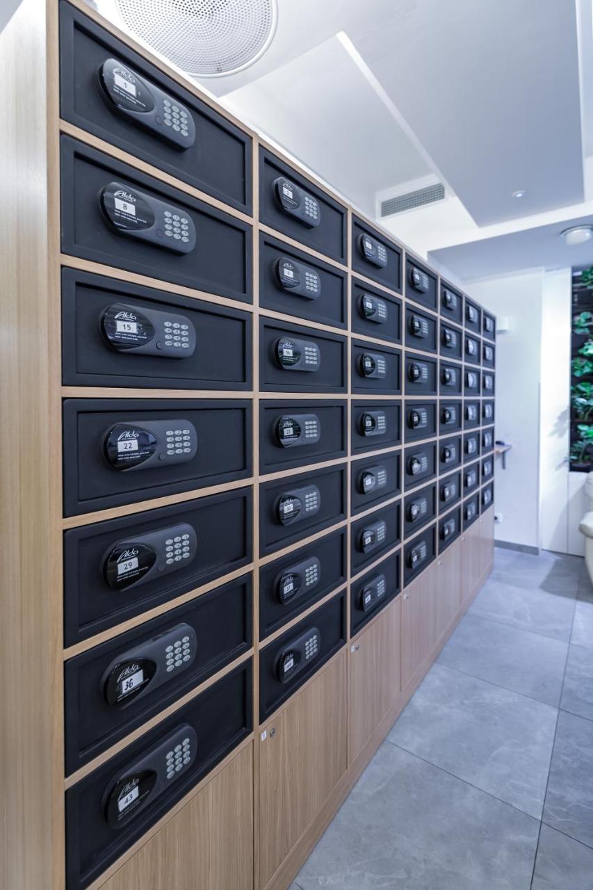 Merchants Crown Suites And Spa Praga Zewnętrze zdjęcie Private safes at a bank